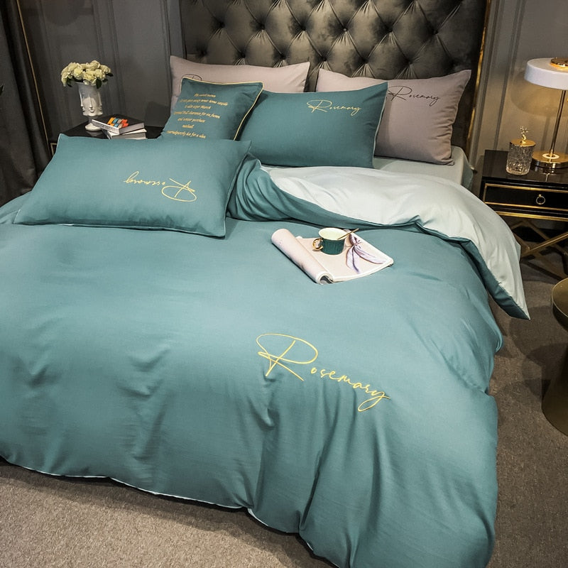 Jednofarebná Posteľná Súprava S Modrým A Zeleným Vyšívaným Nápisom