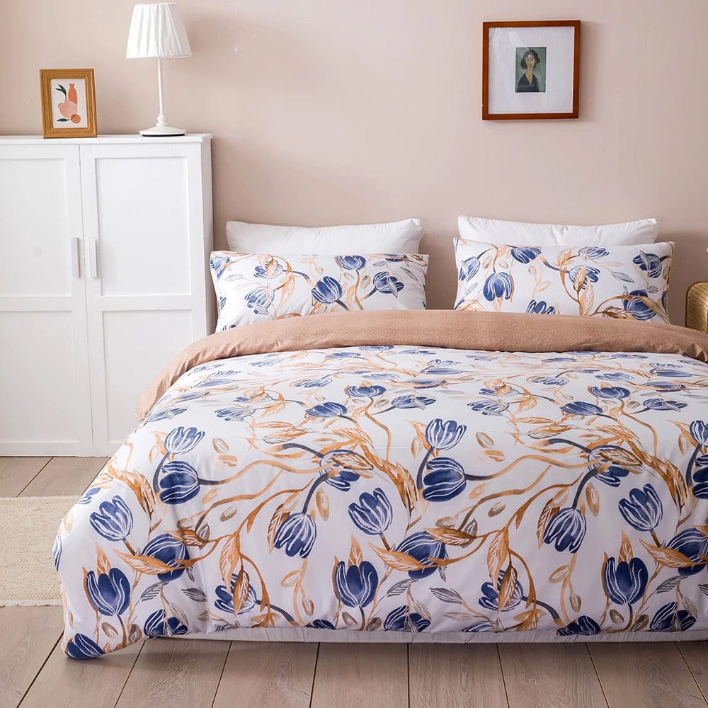 Biela Prikrývka S Modrými A Hnedými Kvetmi