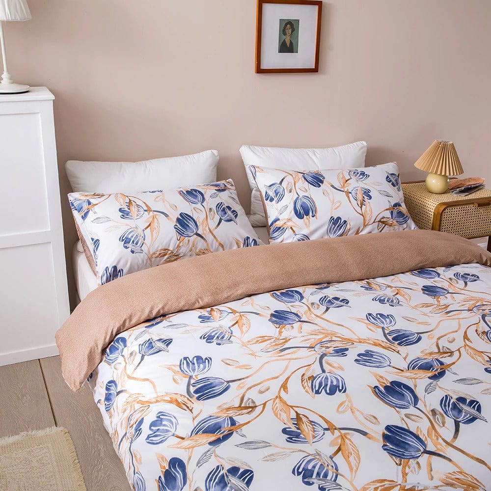 Biela Prikrývka S Modrými A Hnedými Kvetmi